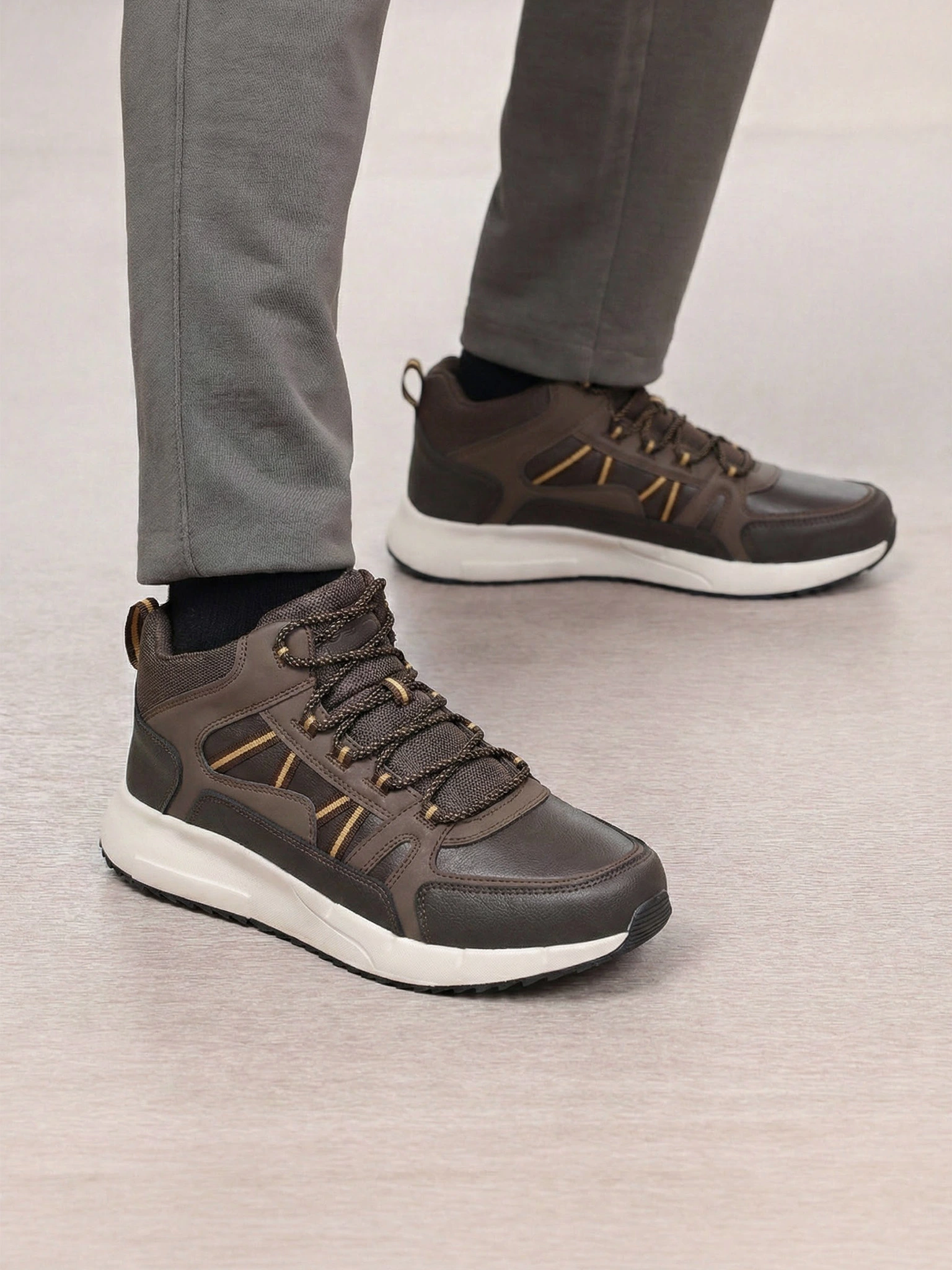 Кроссовки коричневого цвета на контрастной средней подошве